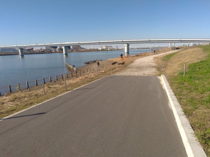 舗装道路の先が砂利道。