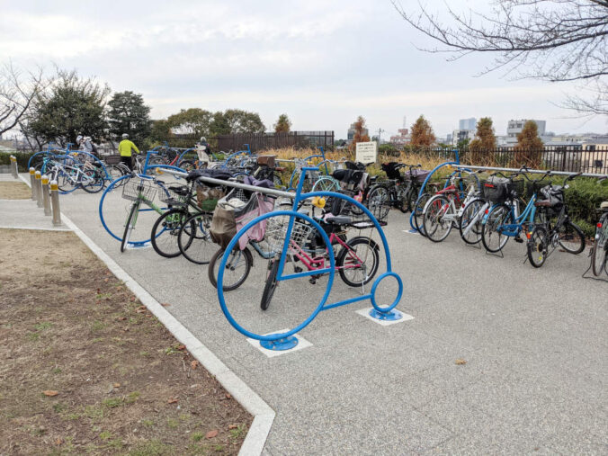 柴又公園に新しく設置されていたサイクルラック その1